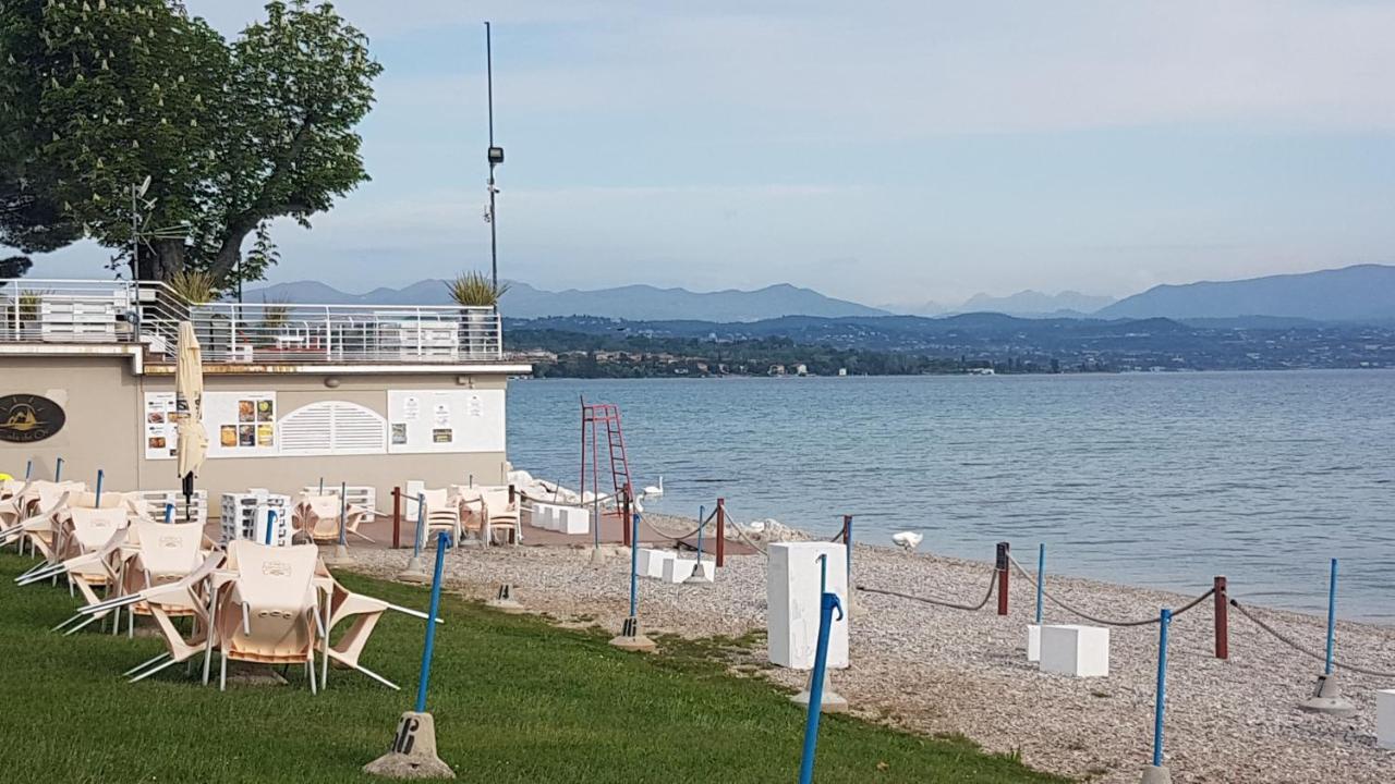 Luminoso Trilocale Con Piscina E Giardino Privato Apartment Desenzano del Garda Luaran gambar